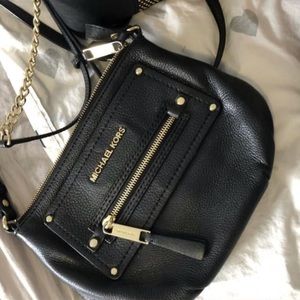 MICHAEL KORS CROSSBODY BAG. NEVER USED